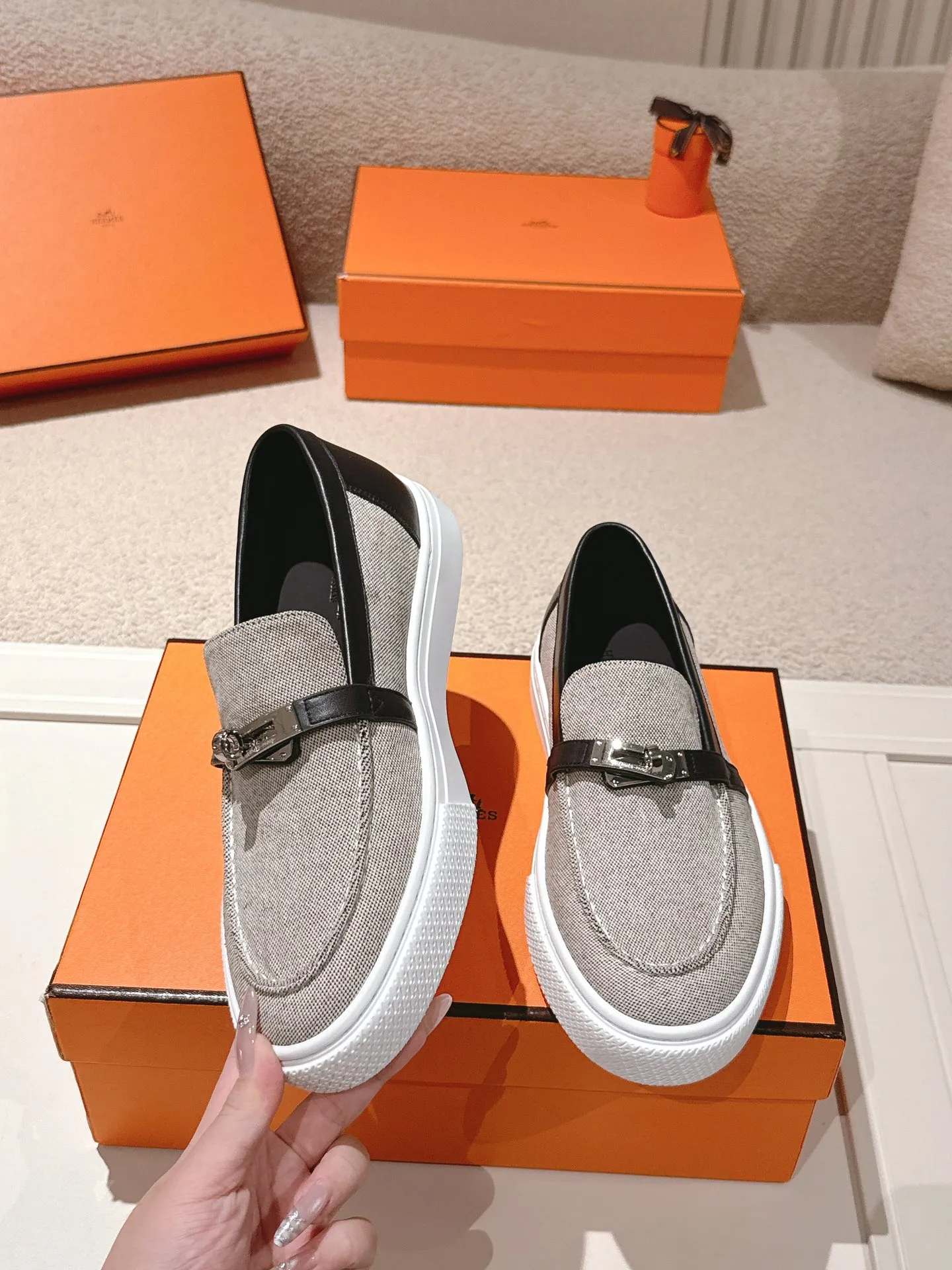 Men's shoes 💰640💰 Hermes# New Kelly buckle thick-soled loafers. Upper: cowhide/suede material. Lining: sheepskin lining. Outsole: exclusive molded outsole. Size: women's size 35-40, men's size 39-45 (female 41/male 46 customized, non-refundable)